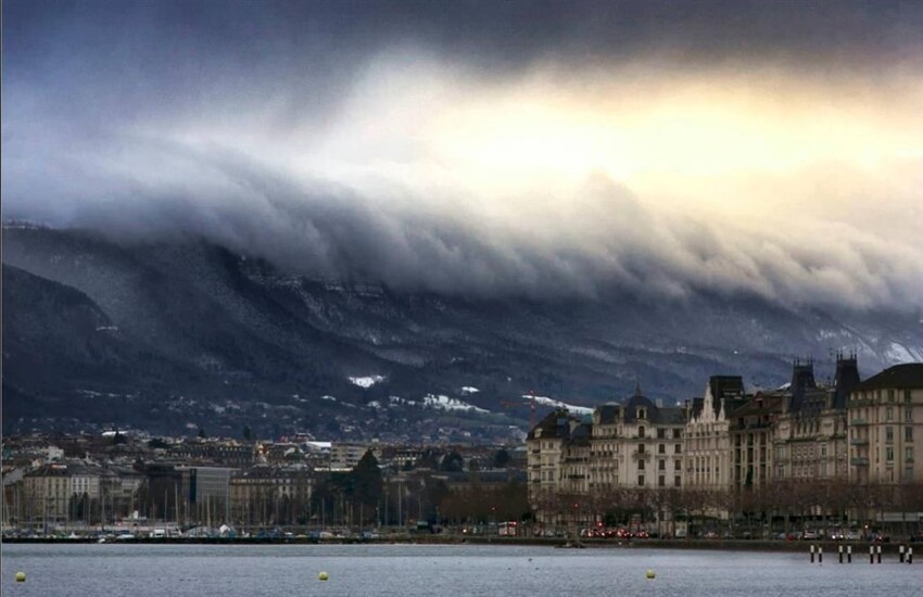 24. Горы и облака выглядят как цунами.