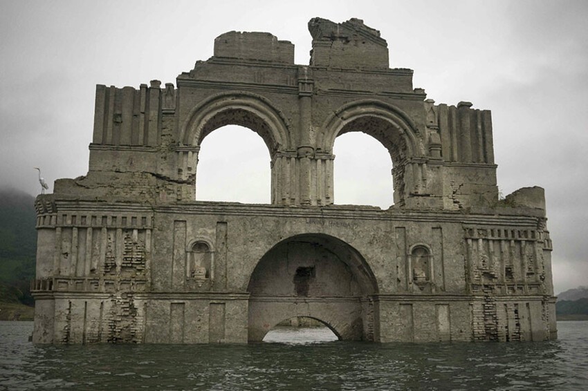 В Мексике из-под воды показалась 400-летняя колониальная церковь