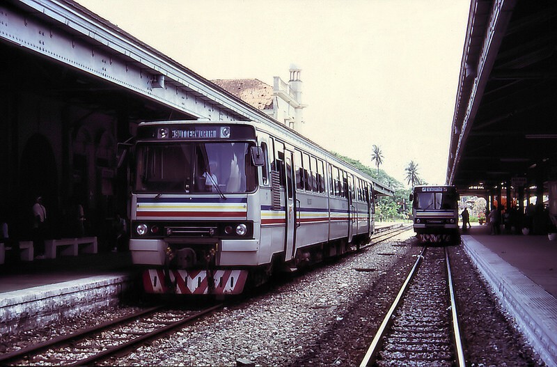 Малайзия, 21 марта 1989 года. Двухвагонный рельсовый автобус.