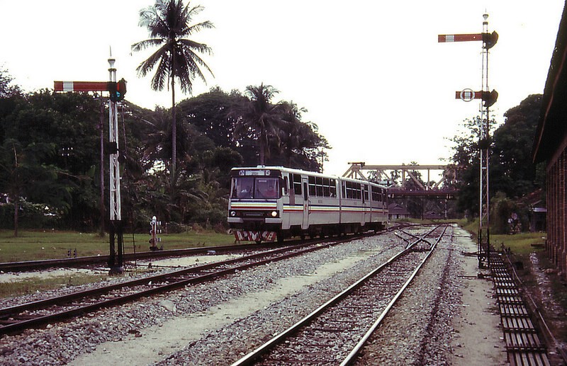  Малайзия, 21 марта 1989 года. Пятивагонный дизель-поезд.