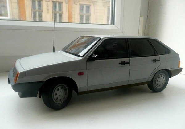 Советская игрушка — автомобиль ВАЗ-2109 с пультом дистанционного управления