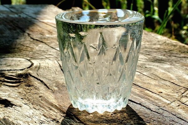 Атомов в стакане воды больше, чем стаканов воды во всех океанах на Земле.