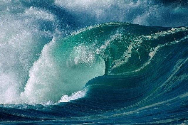 Вероятность погибнуть от цунами — «1 к 500 000». Шансы получить «флеш рояль» в покере тоже примерно 