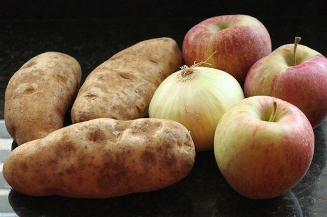 Яблоки, картофель и лук имеют одинаковый вкус, если вы едите их с закрытым носом