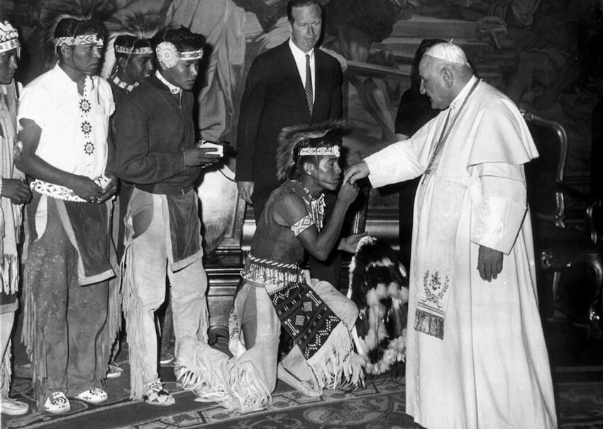 7. Индеец апачи преклоняет колени, чтобы поцеловать руку Папы Иоанна XXIII во время аудиенции делегации индейцев. Ватикан, 1961 год.