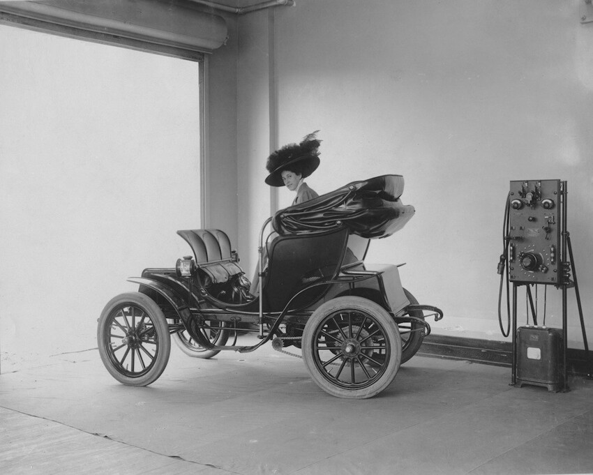 18. Электромобиль и зарядная станция, 1912 год.