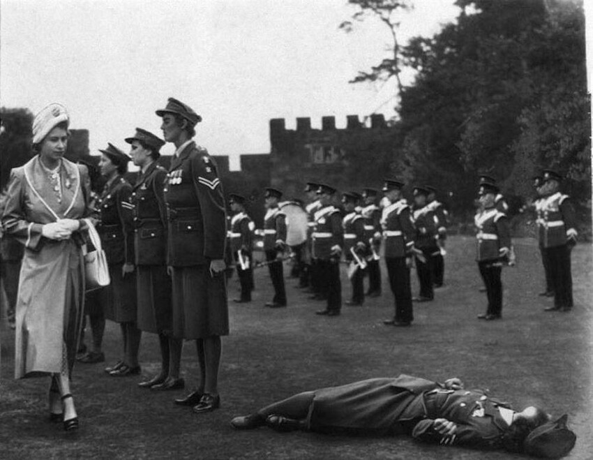 16. Принцесса Елизавета смотрит на военнослужащую, которая упала в обморок на церемонии, 1949 год.