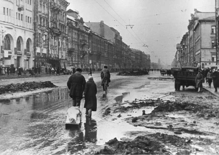 15. Блокадный Ленинград, 1942 год.