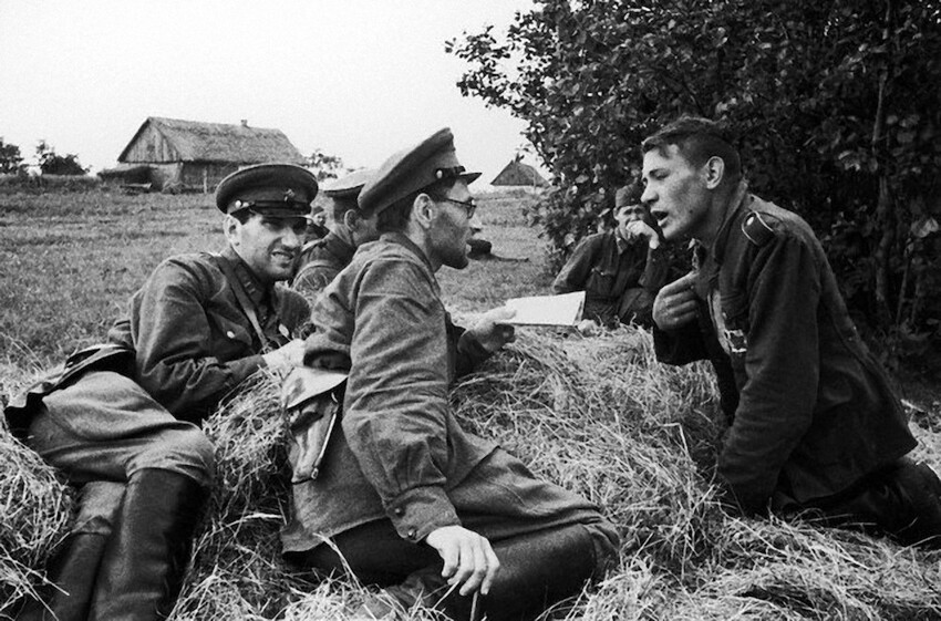 8. Советские офицеры допрашивают немецкого перебежчика.