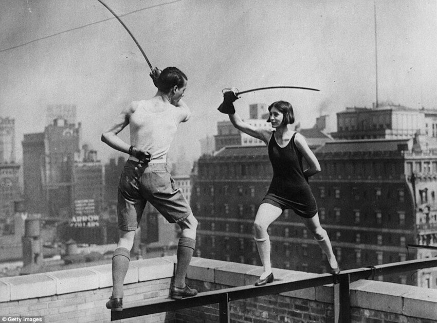 4. Смельчаки сражаются на шпагах на крыше отеля Тайм-Сквер, 1925 год.