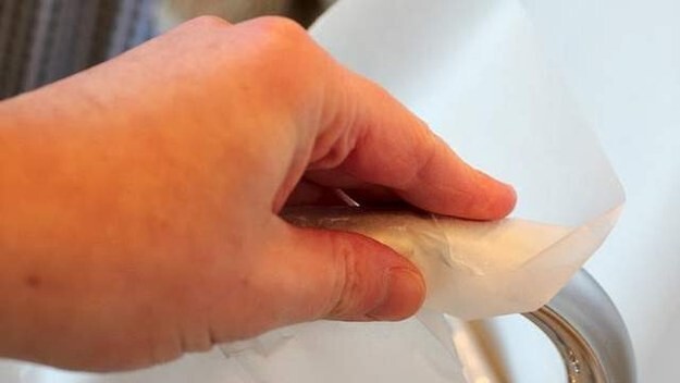 2. Если протереть поверхность крана вощеной бумагой, на ней долго не будут оставаться пятна от воды