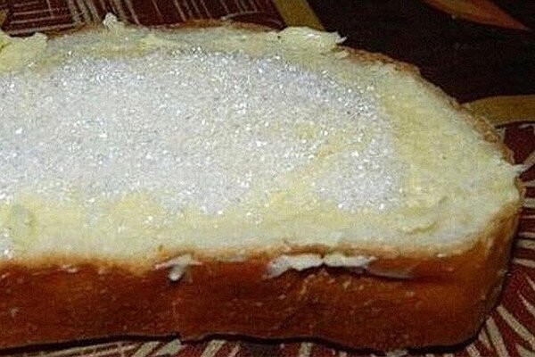 Белый хлеб с маслом и сахаром