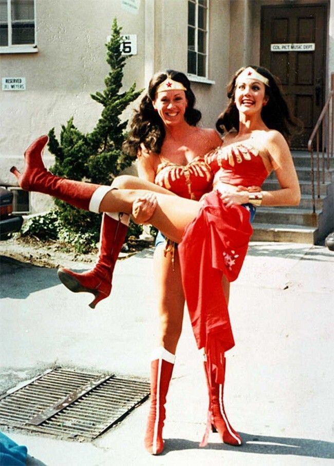 Линда Картер и ее дублерша Джинни Эппер на съемках сериала «Чудо-женщина»