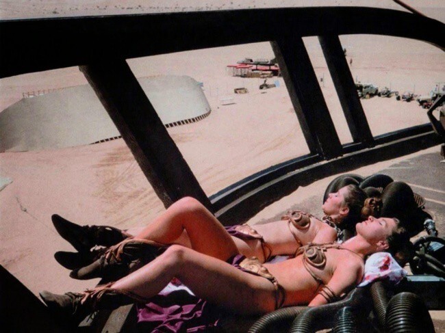 Кэрри Фишер и ее дублерша Сэнди Кросс на съемках фильма «Звездные войны. Эпизод VI: Возвращение джедая