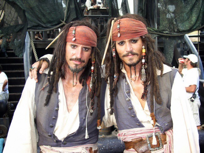  Джонни Депп и Тони Анжелотти на съемках фильма «Пираты Карибского моря»