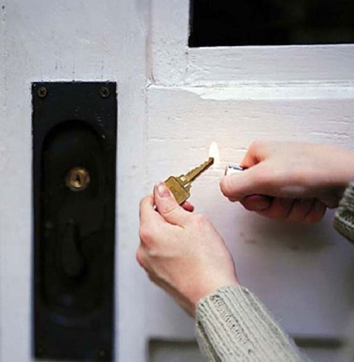 8. Если не получается открыть замерзший замок, нагрей ключ зажигалкой.
