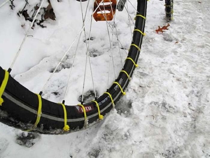7. Прикрепив кабельные стяжки к шинам велосипеда, можно с легкостью ездить по снегу.
