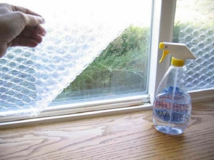 1. Пузырчатая пленка на окне защитит тебя от холода и сквозняков.