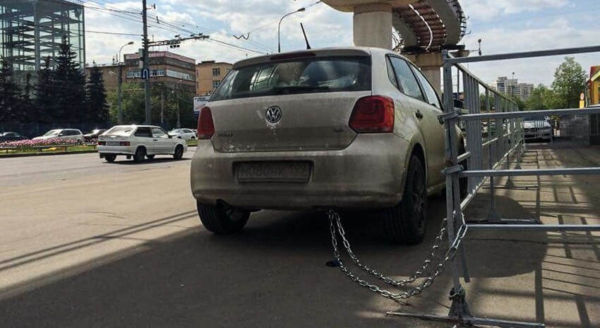 Сотрудники телецентра в Останкино — люди прошаренные, поэтому паркуются по-уму! Владельцу этого VW никакой эвакуатор теперь не страшен! 