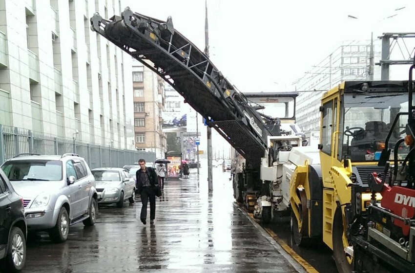 Новый способ парковки придумали московские дорожники. Не стой под стрелой, а еще лучше — надевай каску, выходя из дома! 