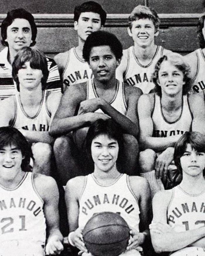 7. Барак Обама среди школьной баскетбольной команды.