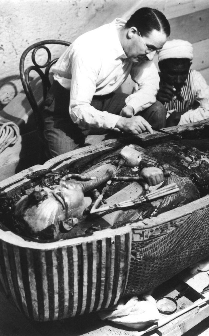 23. Известный английский археолог Говард Картер изучает саркофаг Тутанхамона.