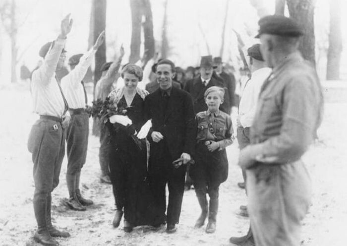 18. Шафер Адольф Гитлер на свадьбе у Йозефа Геббельса.