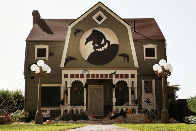 Девушка оригинально украсила родительский дом к Хэллоуину 