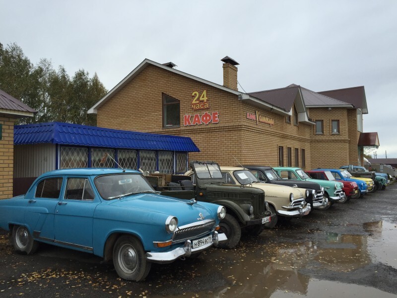  Хозяева кафе собрали более десятка машин 50-70-х годов. Проезжающие заходят в кафе, туалет и потом бродят вдоль ряда автомобилей, предаваясь ностальгии. 