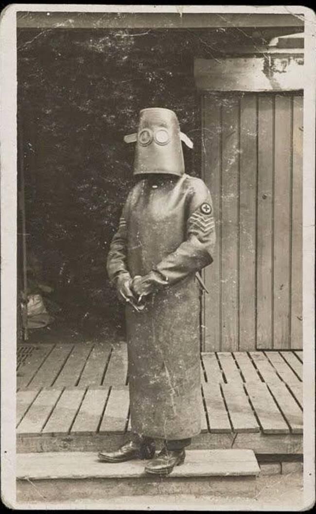 Рентгенолог француз в защитной форме, 1939 год.