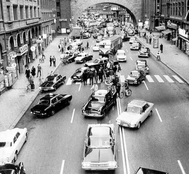 Дорога в Швеции. День, когда было изменено движение автомобилей с левостороннего на правостороннее. 