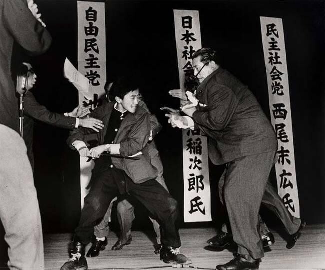 17-летний Отогиа Ямагучи убивает члена социалистической партии Инетзиро Асанума. Токио, 1960 год.