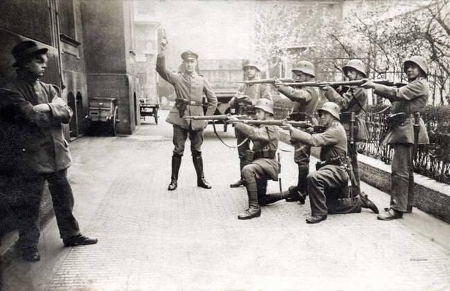 Немецкие солдаты расстреливают коммуниста в Мюнхене, 1919 год.