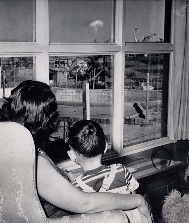 Мать, вместе с ее ребенком на террасе, смотрят падение атомной бомбы в 120 км от Лас-Вегаса.