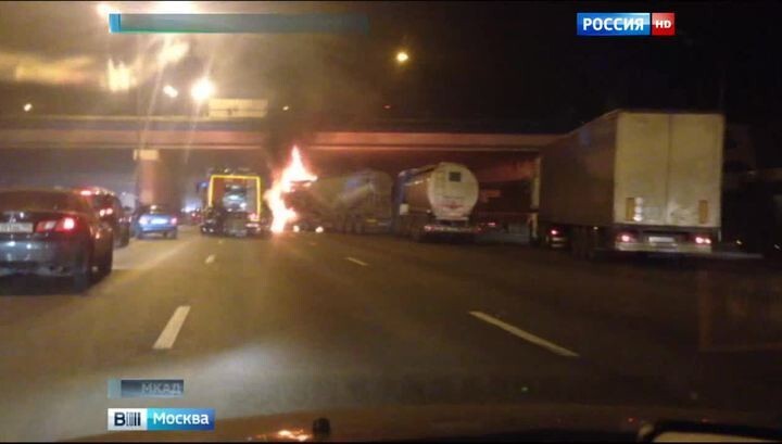 Большая авария в Москве, сразу три большегруза столкнулись между собой 
