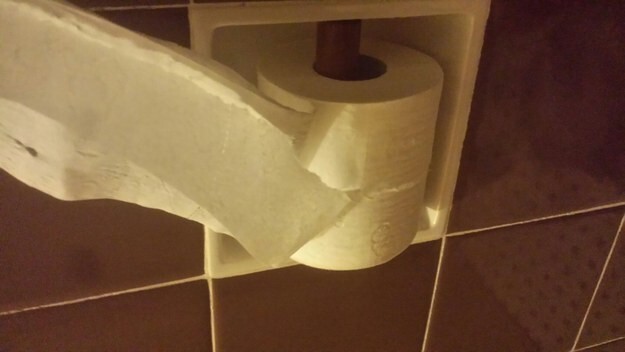 Кто, ну кто поступает вот так с туалетной бумагой?!