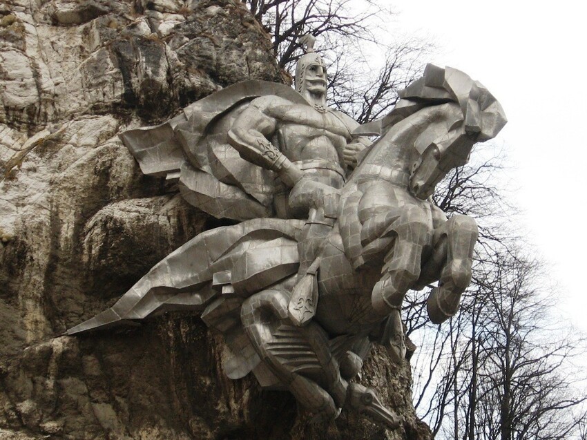 Статуя Георгия Победоносца в Северной Осетии