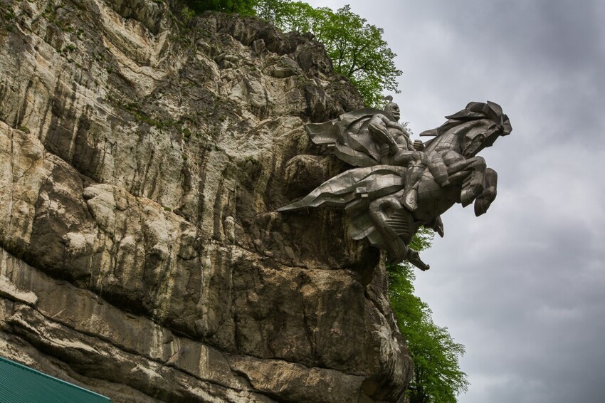 Статуя Георгия Победоносца в Северной Осетии