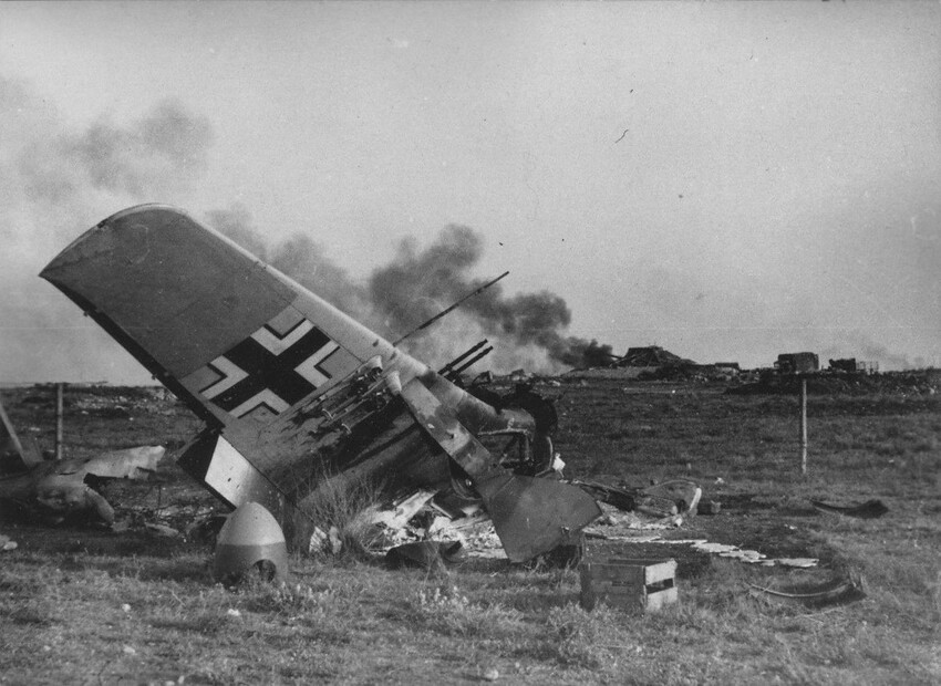 64. Останки немецкого истребителя-штурмовика Fw-190, уничтоженного советской авиацией на херсонском аэродроме.1944-й год