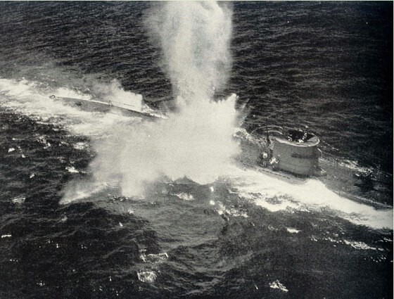 6. Немецкая подводная лодка U-156 гибнет под атакой американской летающей лодки "Каталина"