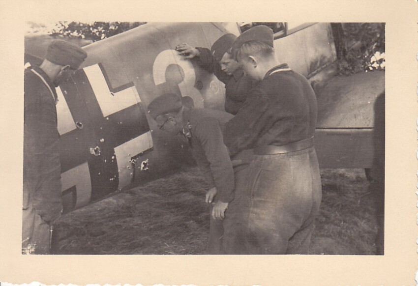 8. Немецкие авиатехники разглядывают пробоины в борту истребителя Bf-109