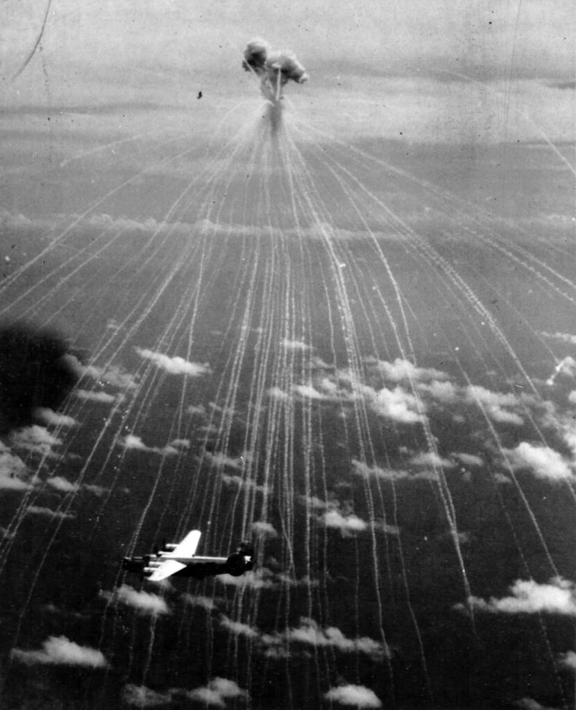 13. Взрывы фосфорных японских противовоздушных бомб над формацией американских бомбардировщиков В-24 в районе Иводзимы, 1944-й год