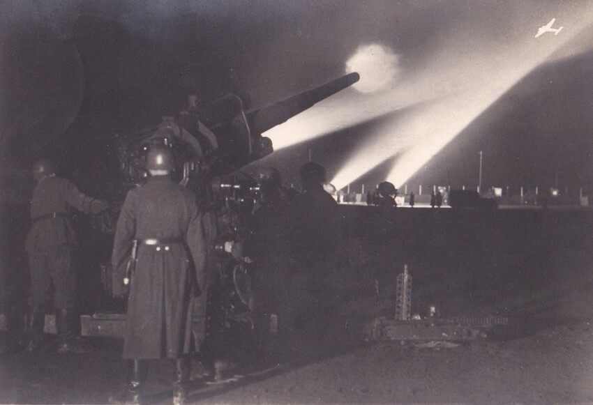 14. Батарея немецких 88-мм зенитных орудий ведёт огонь по подсвеченной цели