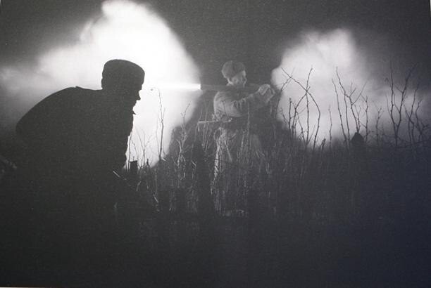 17. Советские бойцы любезно возвращают Вермахту утерянное им вооружение