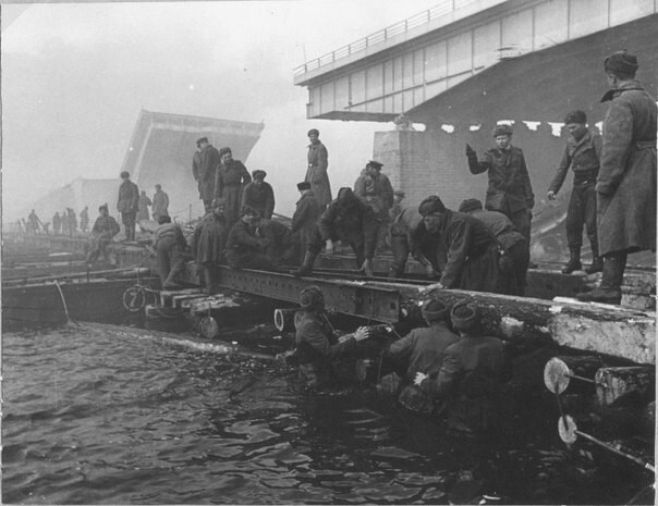 23. Советские сапёры наводят переправу через реку Одер. 1945-й год