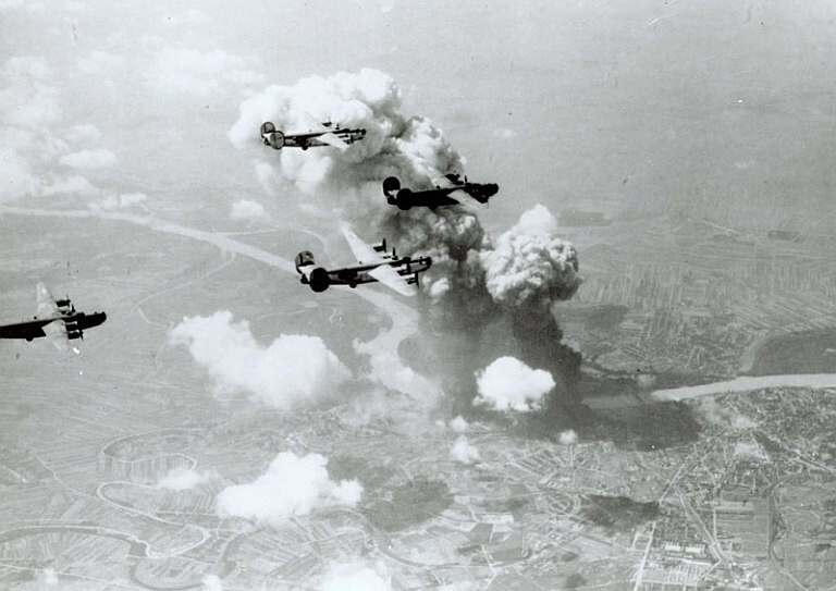 24. Американские В-24 "Либерейтор" из 15-й Воздушной Армии бомбят завод синтетического топлива в Братиславе. Январь 1945-го года