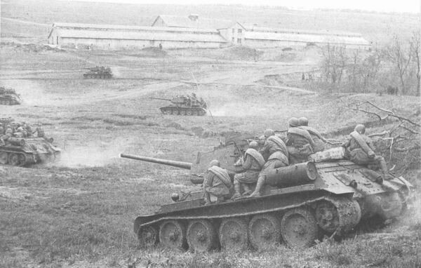 29. Советские танки с десантом на борту в атаке