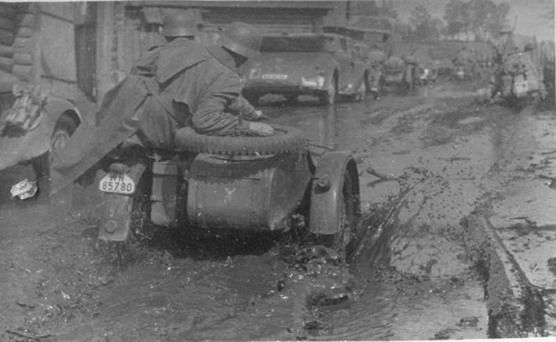 32. 7-ая танковая дивизия Вермахта сражается с русскими дорогами