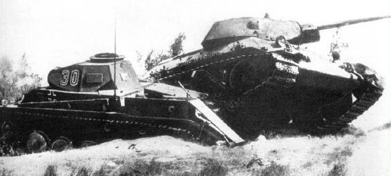 35. Т-34, раздавивший немецкий лёгкий танк Pz.II