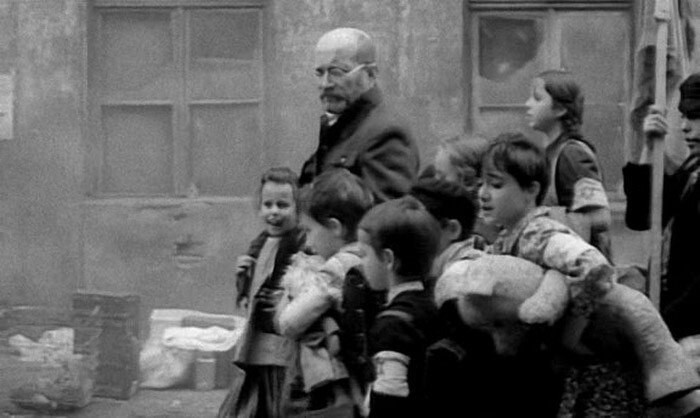36. Януш Корчак с детьми перед казнью в газовой камере